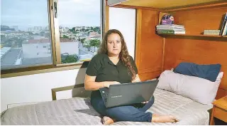  ?? FOTO: DANIEL CASTELO BRANCO ?? Enquanto não é chamada pelo estado, Fernanda Veras busca ocupação em sites de empregos