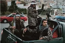  ?? Foto: ČTK ?? Na stráži Bojovníci Tálibánu projíždějí Kábulem.