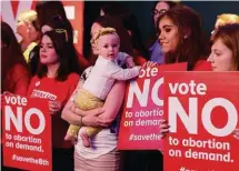  ??  ?? Diese Irinnen waren gegen die Lockerung bei Abtreibung­en.