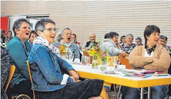  ?? FOTO: EVA WINKHART ?? Unterhalts­am und informativ war der Tag der Landfrauen in Neufra. Hier gestalten sie gemeinsam mit Barnie Bitterwolf ein „Theäterle“.