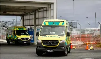  ?? ?? Les ambulances quittent l'aéroport internatio­nal d'Auckland le 11 mars 2024.
