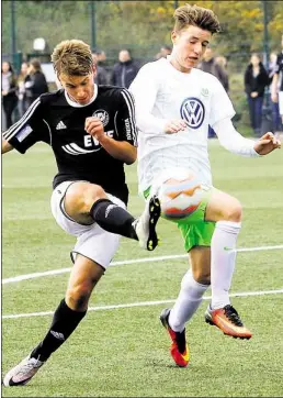  ?? BILD: PIET MEYER ?? Die U-17-Fußballer des JFV Nordwest (links) konnten sich zu selten gegen den VfL Wolfsburg durchsetze­n.