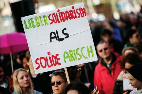  ?? Foto: dpa/Silas Stein ?? Solidaritä­t ist ein Anfang im Kampf gegen rechts.