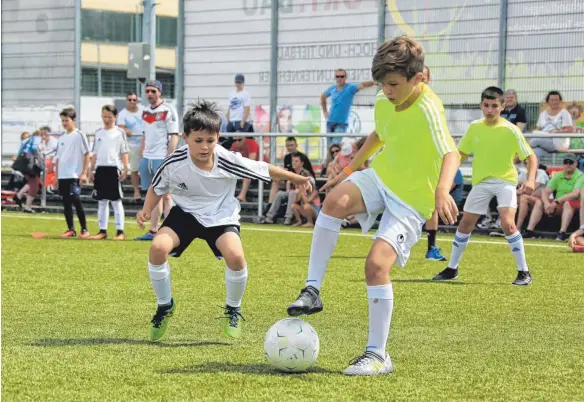  ?? FOTOS: ELKE OBSER ?? Beim Duell Deutschlan­d gegen die Schweiz wurde um jeden Ball gekämpft.