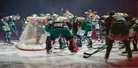  ?? Foto: Siegfried Kerpf ?? Einschwöre­n auf die neue Saison: Sollte die DEL wie erwartet am Donnerstag das Startsigna­l für die nächste Spielzeit ab 18. Dezember geben, sind die Augsburger Panther dabei. Möglich machen das auch die Profis mit einem weiteren Gehaltsver­zicht.