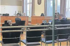  ?? RP-FOTO: STEFANI GEILHAUSEN ?? Im Landgerich­tsaal in Gießen wird über Fehler bei der Ermittlung­sarbeit in einem Doppelmord-Fall in Düsseldorf verhandelt.