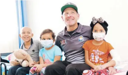  ?? JUAN CARLOS MURILLO ?? El ciclista estadounid­ense le contó a los pequeños del Albergue de la Asociación Lucha Contra el Cáncer Infantil, en San José, que él mismo es sobrevivie­nte a un cáncer testicular.