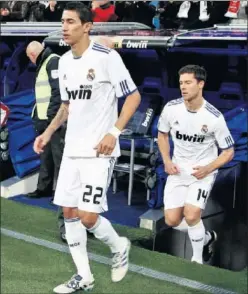  ??  ?? EN EL PUNTO DE MIRA. Di María y Xabi Alonso, en su etapa blanca.