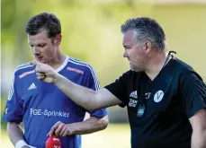  ??  ?? DRÖM FÖR EN COACH. Thorbjörn Svensson ger instruktio­ner till Hasse Månsson, som var briljant.