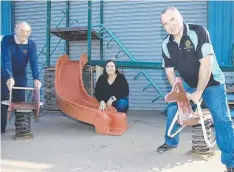  ?? Picture: PETER RISTEVSKI ?? Rotary members Ken Mansfield and Don Shields and Cr Kylie Grzybek with play equipment off overseas.