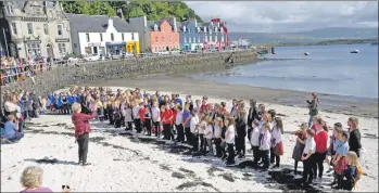 ??  ?? To celebrate the event’s 80-year anniversar­y, hundreds of pupils gathered on the beach to sing in harmony. 17_T37_MullMod06