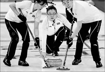  ?? PHIL NOBLE / REUTERS ?? China’s Wang Bingyu watches as her teammates sweep during their round-robin loss to Sweden at the Pyeongchan­g Winter Olympics. The defeat prevented Team China from advancing in the competitio­n.