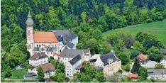  ?? Foto: Peter Kneffel, dpa ?? Der „Heilige Berg“aus der Luft: Kloster Andechs am Ammersee. In nächster Zeit stehen einige Veränderun­gen an.