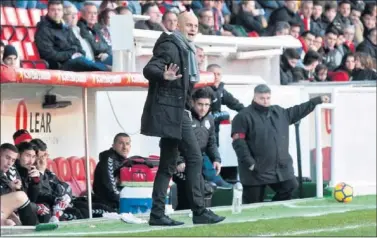  ??  ?? RE-DEBUT. Nano da instruccio­nes a los suyos en el partido ante el Cádiz