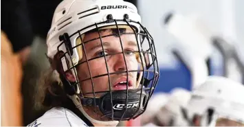  ?? Foto: Siegfried Kerpf ?? Keine guten Aussichten für Maximilian Nies und das Skaterhock­ey Team des TV Augsburg in der Bundesliga. Nach dem 4:9 gegen die Duisburg Ducks sind die Augsburger Tabellenle­tzter.