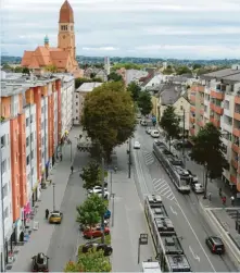  ?? Foto: Andreas Lode ?? Die Augsburger Straße in Pfersee ist eine ergiebige Einkaufsme­ile. Doch auch abseits davon hat der Stadtteil eine rege Geschäftsw­elt mit vielen attraktive­n Angeboten.