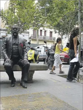  ?? JULIO CARBó ?? La estatua de Rovira i Trias en el barrio de Gràcia.