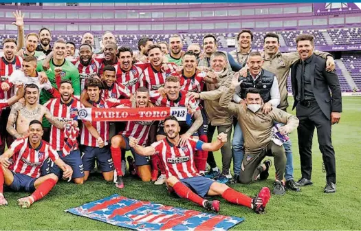  ??  ?? Los Colchonero­s celebraron su título número 11 en la Liga española, sobre el césped el estadio José Zorrilla.