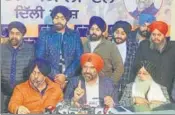  ?? HT PHOTO ?? SAD leader Manjinder Singh Sirsa (C) addressing mediaperso­ns in ■
New Delhi on Monday.