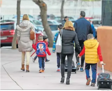  ?? JAIER ALBIÑANA ?? Padres e hijos, a las puertas de un colegio en Málaga.