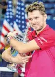  ?? Foto: dpa ?? Gutes Gefühl: Der Schweizer Stan Wawrinka mit dem Sieger-Cup.