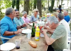  ??  ?? Les Seigneurs! Daurios, Trémouile, et la pétanque de Pardaillan