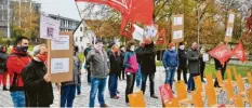  ?? Foto: Andreas Lode (Archivbild) ?? Vor der Gemeindeha­lle protestier­ten Beschäftig­te gegen den Stellenabb­au bei SGL Carbon.