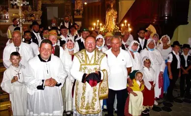  ?? (Photo M. L.) ?? Monseigneu­r Ravotti et Jean-Paul Trézières en présence d’Eric Collin, maire, des santons, des fifres et bravadeurs de Barjols.
