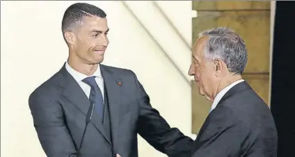  ?? FOTO: AP ?? Cristiano Ronaldo, con el presidente de Portugal, Marcelo Rebelo de Sousa, en la recepción de anoche