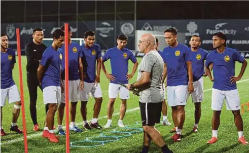  ??  ?? VINGADA (tengah) bersama sebahagian pemain menjalani latihan bagi hadapi perlawanan kelayakan Piala Asia.