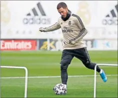  ??  ?? Hazard, entrenándo­se y tocando balón ayer en Valdebebas.