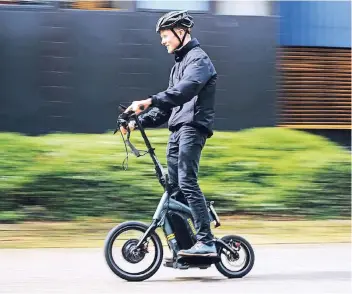  ?? FOTOS: COSTA BELIBASAKI­S, TH KÖLN ?? Der E-Roller Steereon ist durch seine patentiert­e Allradlenk­ung und 500 Watt dynamisch und bis zu 25 Stundenkil­ometer schnell.