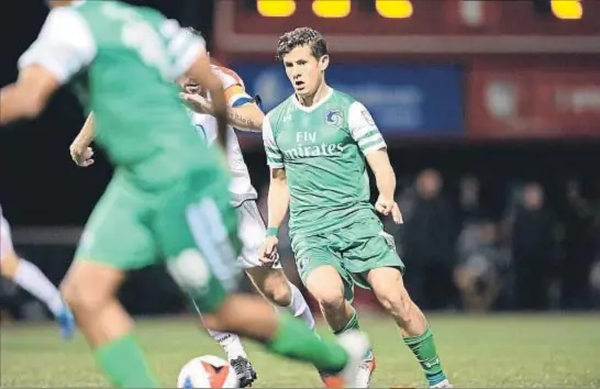  ?? LA VANGUARDIA. ?? Rubén Bover controla el balón durante un partido del Cosmos, este año