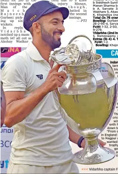  ??  ?? <<< Vidarbha captain Faiz Fazal poses with the Ranji Trophy.