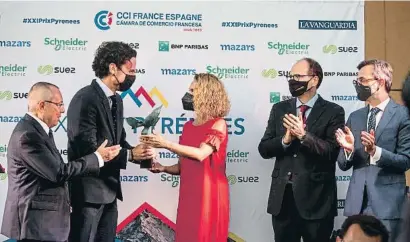  ?? ANA JIMENEZ ?? Momento en que Meritxell Batet hace entrega del premio a Mathias Vicherat, ayer en Barcelona