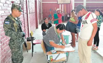  ?? FOTO: MARIO URRUTIA ?? Las brigadas de distribuci­ón están llegando a los 5,687 centros de votación para entregar de manera personal las tarjetas de identidad.