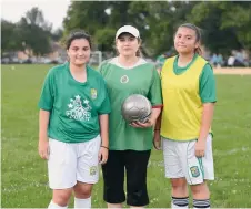  ?? JAVIER QUIROZ ?? María Hernández con sus hijas Fernanda y Gabriela por quienes fundó el equipo León USA Soccer Club.