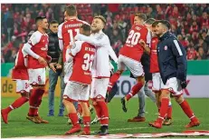  ?? FOTO: FREY/DPA ?? Die Spieler des FSV Mainz 05 feiern den 3:1-Sieg gegen den VfB Stuttgart und den Einzug ins DFB-Pokal-Viertelfin­ale.