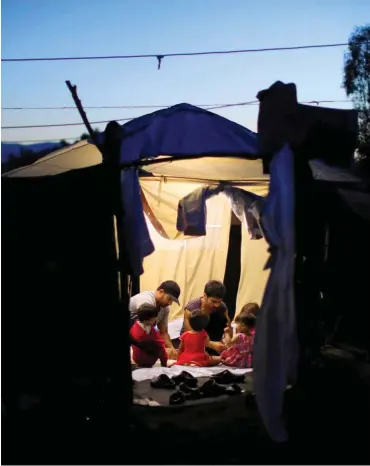  ?? Foto: Reuters/Giorgos Moutafis ?? Geflüchtet­e im Camp Moria auf der griechisch­en Insel Lesbos