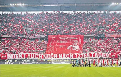  ?? FOTO: HORSTMÜLLE­R ?? 20. Oktober 2012, Fortuna Düsseldorf trifft in der Bundesliga auf den FC Bayern und verliert 0:5. Die Düsseldorf­er Fans aber trumpfen auf: Mit einer Choreograf­ie erinnern sie an den 7:1-Sieg über die Bayern 1978.