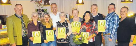  ?? FOTO: VEREIN ?? Bei der Hauptversa­mmlung des Vogelschut­z- und Zuchtverei­ns Bopfingen sind langjährig­e Mitglieder geehrt worden.