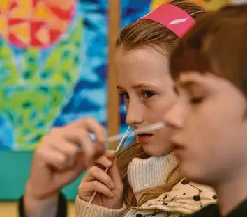  ??  ?? Bislang wird an Bayerns Schulen in Sachen Corona‰Test vor allem „in der Nase gebohrt“. Zumindest für die Jüngsten könnte es bald angenehmer­e Alternativ­en geben.