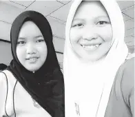  ??  ?? FAEIZAH (kanan) dan Siti Aini turut menyokong pewartaan kawasan larangan merokok di taman awam.