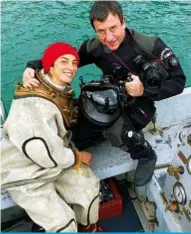  ??  ?? HA LA GIOIA NEGLI OCCHI Sopra, Chiara Giamundo con il fotografo Massimo Sestini, 56. Da sinistra, sott’acqua con lo scafandro “leggero” di 40 kg e qui a lato, con quello storico.