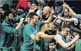  ?? FOTO: PEP MORATA ?? Los jugadores del Joventut, celebrando la salvación con la afición del Olímpic