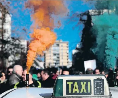  ?? MANU FERNANDEZ / AP ?? Los taxistas de Madrid se manifestar­on ayer por las calles de la capital