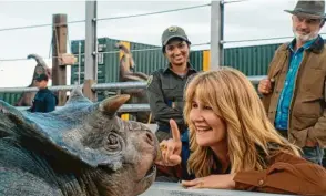  ?? ?? Den Kleinen der Urzeitwese­n kommt Laura Dern in ihrer Rolle gerne nah.