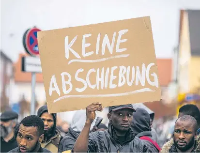  ??  ?? Die große Koalition in Deutschlan­d verspricht sich vom sogenannte­n „Geordnete-Rückkehr-Gesetz“mehr Abschiebun­gen von Flüchtling­en, die Deutschlan­d verlassen müssen.