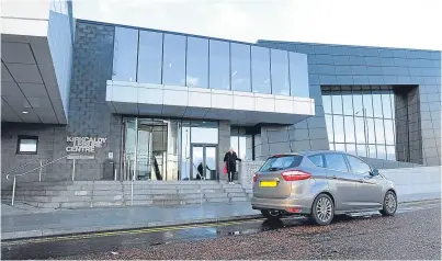  ?? Picture: Kim Cessford. ?? Parking on double yellow lines outside the leisure centre in Kirkcaldy.