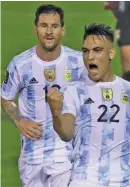  ?? TELAM ?? Lautaro Martínez celebrates as Lionel Messi watches on (left). Emiliano Martínez, Emiliano Buendía, Cristian Romero and Giovani Lo Celso on their ‘Great Escape.’